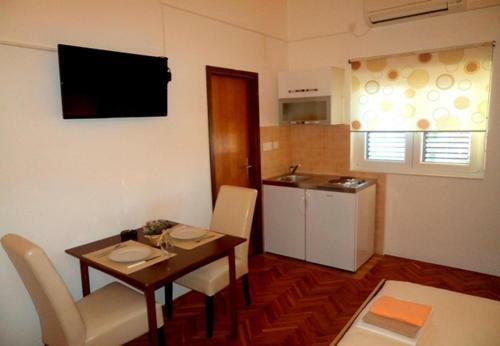 Hostal Apts And Rooms Ognjen- Family Friendly