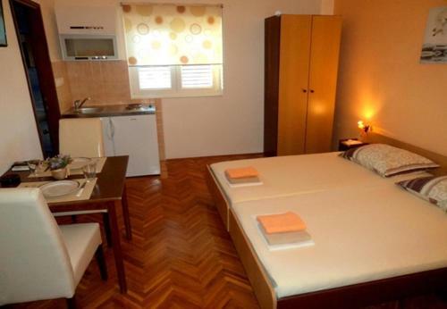 Hostal Apts And Rooms Ognjen- Family Friendly