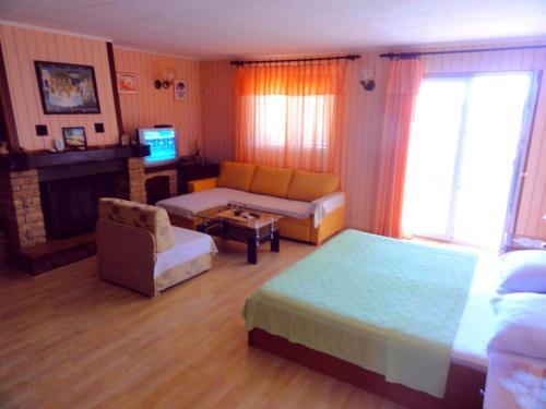 Apartment 3545-3 For 2 + 2 Pers. In Biograd Na Moru