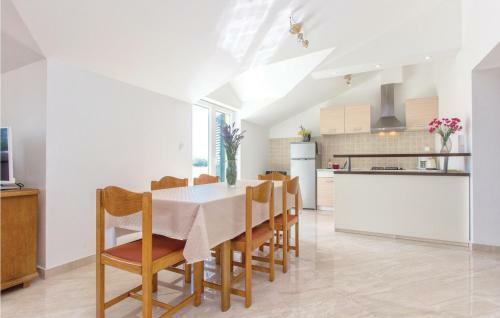 Four-bedroom Holiday Home In Miljevci