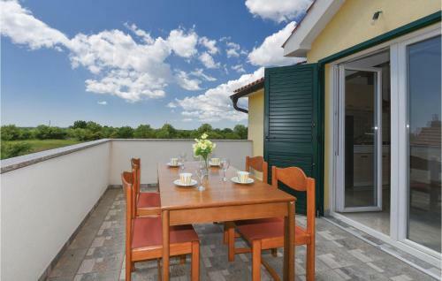 Four-bedroom Holiday Home In Miljevci