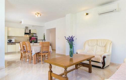 Four-bedroom Holiday Home In Miljevci