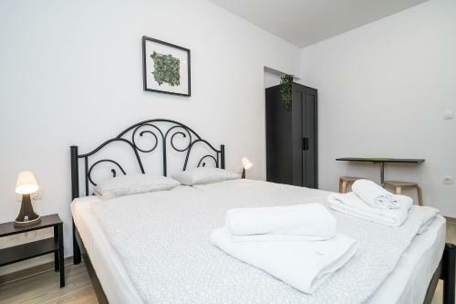 Hostal Residence & Pool Villa Schwarz Suites