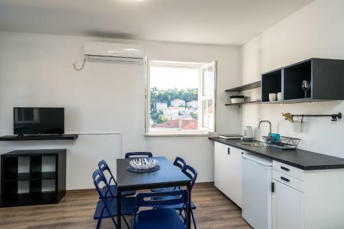Hostal Residence & Pool Villa Schwarz Suites