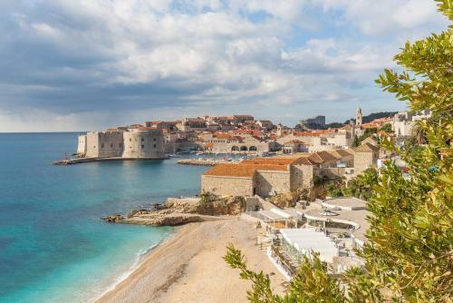 Luxury Beachfront Apartment Banje