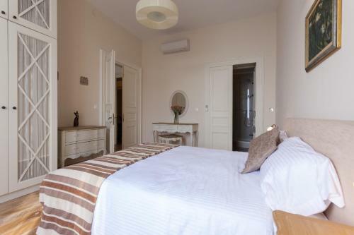 Luxury Beachfront Apartment Banje