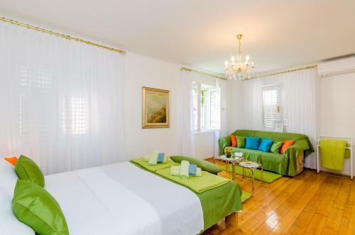 Apartamentos Old Town Green Oasis