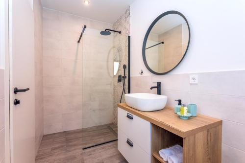 Duce Villa Sleeps 8 With Pool