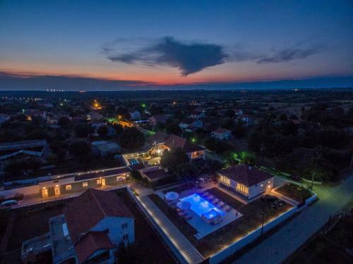 Spacious Holiday Home In Galovac With Jacuzzi