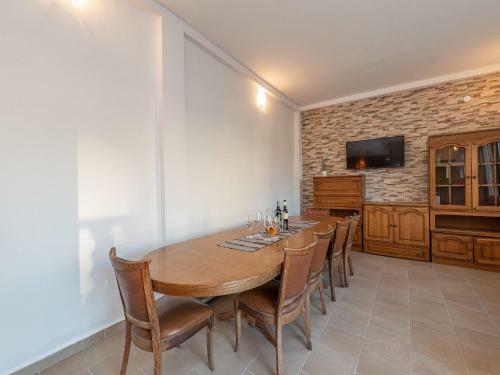 Spacious Holiday Home In Galovac With Jacuzzi