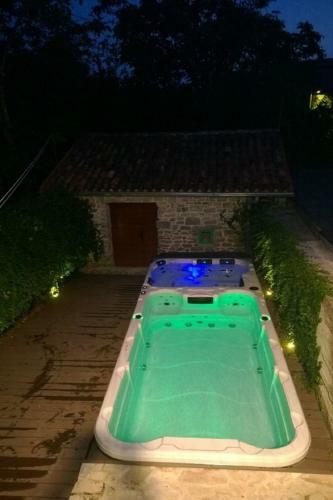 Holiday Home Dany - With Jacuzzi
