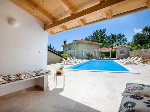 Ika Villa Sleeps 8 With Pool Air Con And Wifi