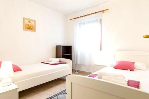 Apartment With 2 Bedrooms In Jelsa With Wifi
