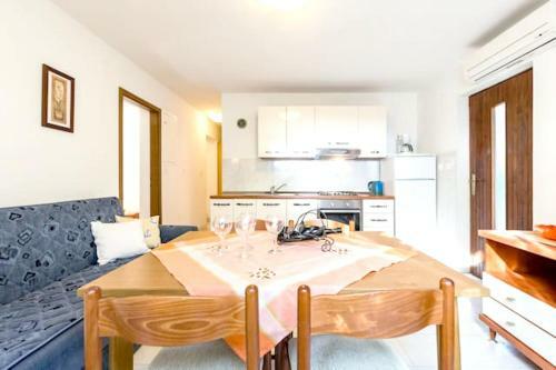 Apartment With 2 Bedrooms In Jelsa With Wifi
