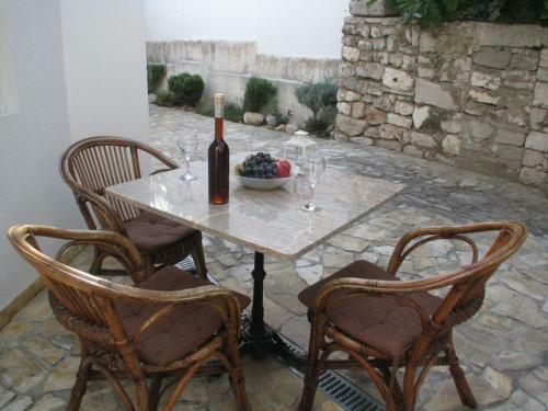 Cosy Apartment In Jezera With Garden