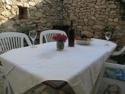 Cosy Apartment In Jezera With Garden