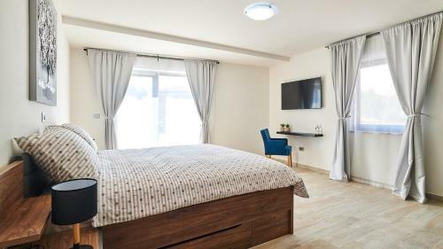 Hostal Elegant Villa Dolcea With A Swimming Pool