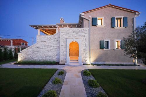 Villa Jakob With Pool And Sauna