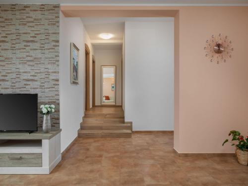 Holiday Home Dori - Lbn394