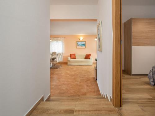 Holiday Home Dori - Lbn394