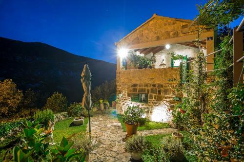 Luxury Villa Lipa With Hot Tub