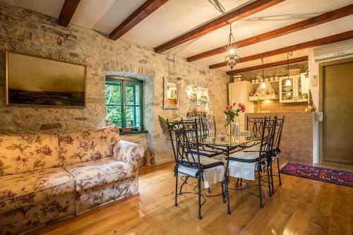 Luxury Villa Lipa With Hot Tub