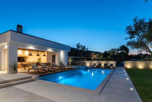 Luxurious Villa Laurea