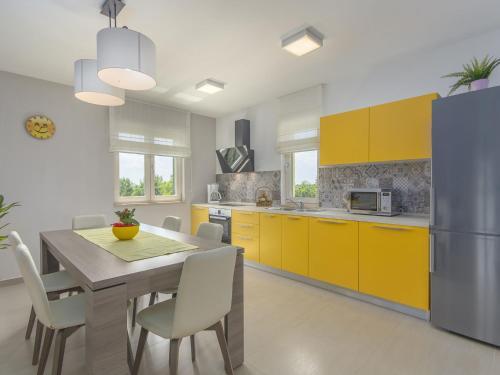 Peaceful Villa In Dubravci With Swimming Pool