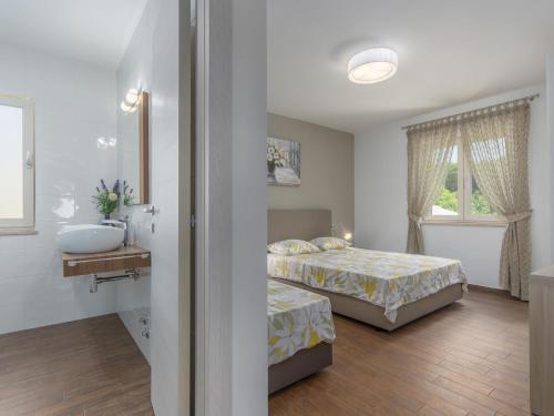 Peaceful Villa In Dubravci With Swimming Pool