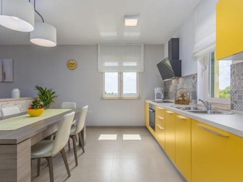 Peaceful Villa In Dubravci With Swimming Pool