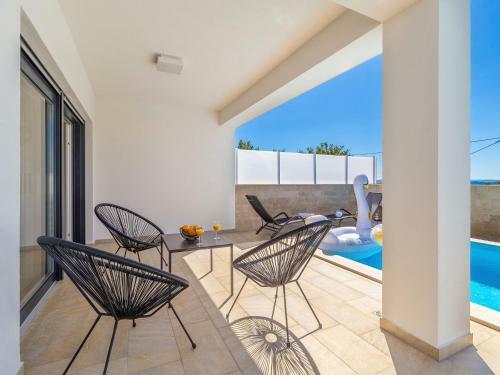 Scenic Villa In Linardi?i With Private Swimming Pool