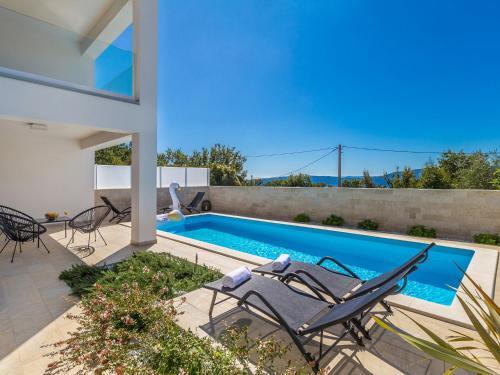 Scenic Villa In Linardi?i With Private Swimming Pool
