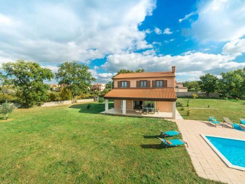 Cozy Villa In Sveti Lovrec With Private Pool
