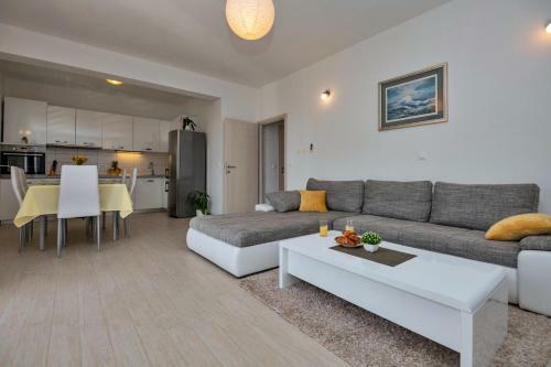 Apartment With Big And Free Private Parking