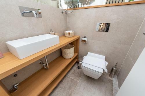 Bekina, Stylish Rooftop Pool Apartment