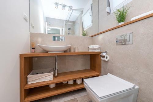 Bekina, Stylish Rooftop Pool Apartment