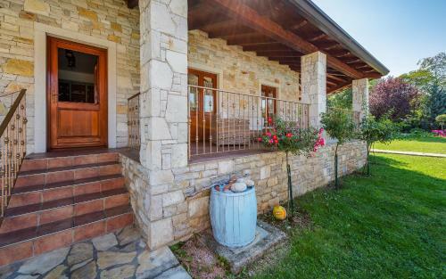 Villa Bacio With Pool, Wine Cellar, Volleyball Field