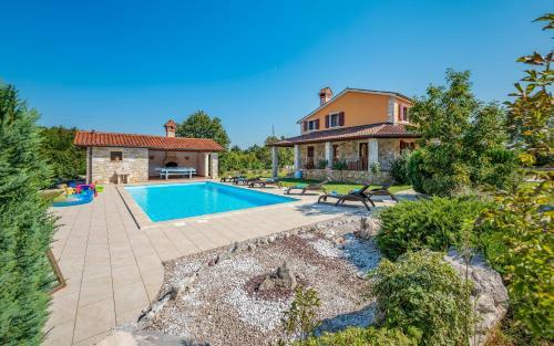 Villa Bacio With Pool, Wine Cellar, Volleyball Field