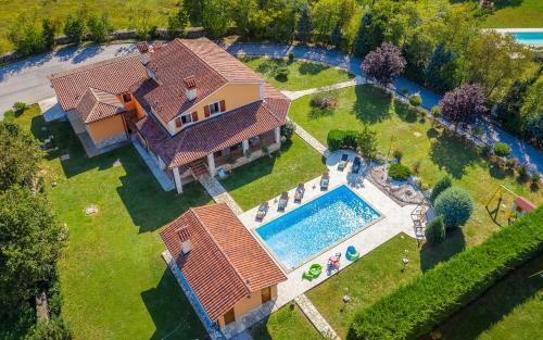 Villa Bacio With Pool, Wine Cellar, Volleyball Field