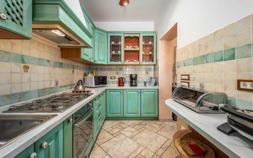 Villa Bacio With Pool, Wine Cellar, Volleyball Field