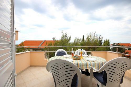 Apartment Ornelia - 70 M From Beach
