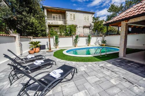 Holiday Home With Pool Oaza