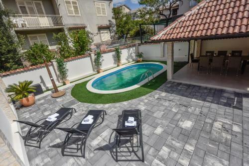 Holiday Home With Pool Oaza