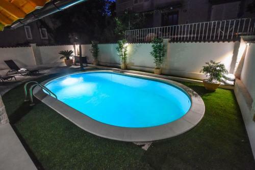 Holiday Home With Pool Oaza