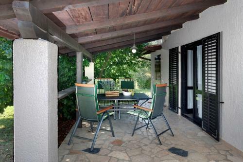 Apartment With Private Pool And Large Garden