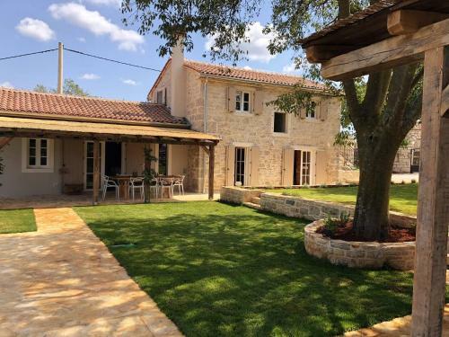 Renovated Stunning Stonevilla With Pool