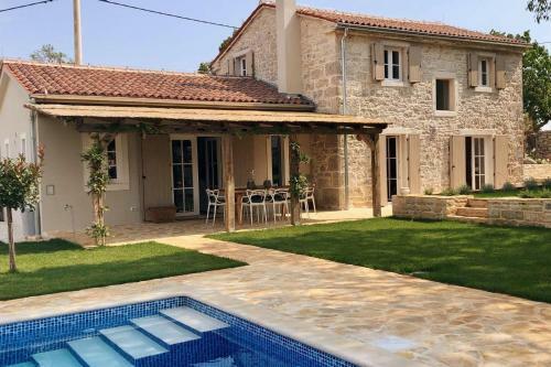 Renovated Stunning Stonevilla With Pool