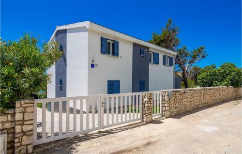 Awesome Apartment In Pag W/ Jacuzzi And 3 Bedrooms