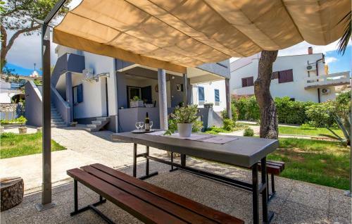 Awesome Apartment In Pag W/ Jacuzzi And 3 Bedrooms