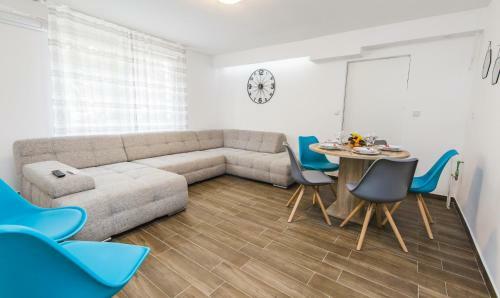 Holiday Home With Pool Mabelle